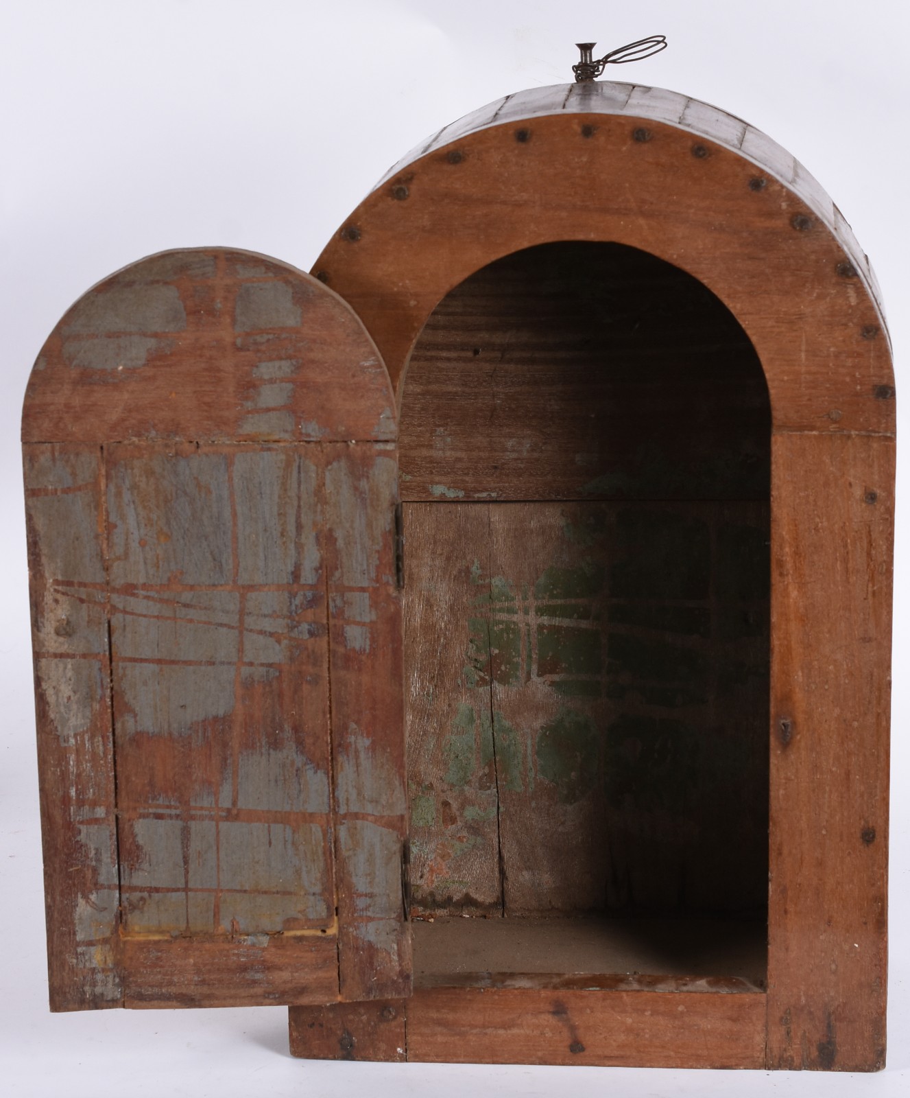 Pequeno oratório de madeira nobre, uma porta com parte superior no... - foto 2 de 6