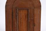 Pequeno oratório de madeira nobre, uma porta co... - Pequeno oratório de madeira nobre, uma porta com parte superior no feitio arredondado, Bahia, século XIX.