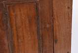 Pequeno oratório de madeira nobre, uma porta co... - Pequeno oratório de madeira nobre, uma porta com parte superior no feitio arredondado, Bahia, século XIX.