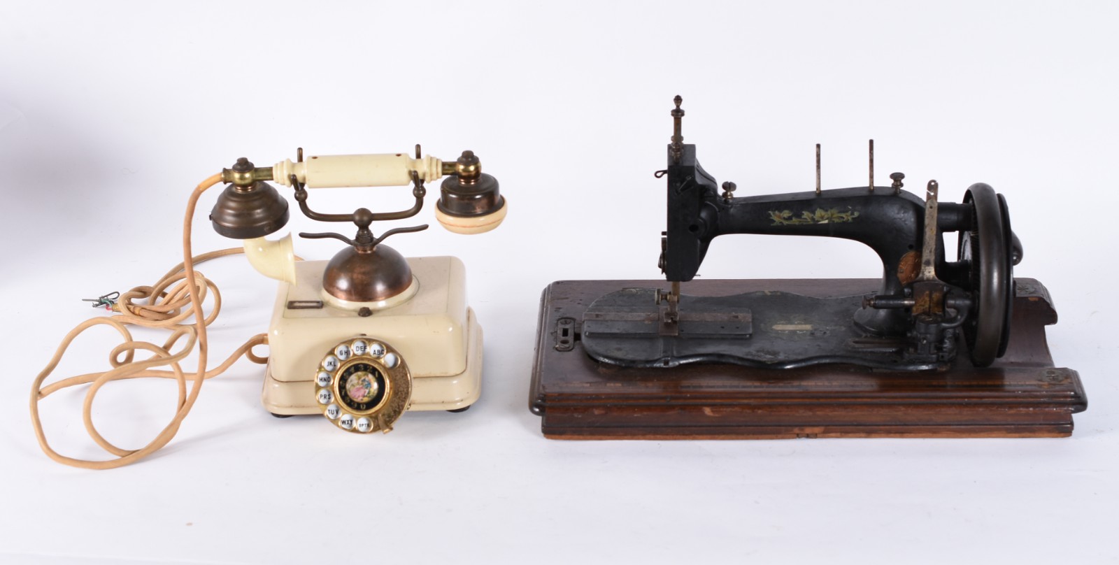 Duas peças, sendo: antiga máquina de costura e aparelho telefônico... - foto 1 de 10
