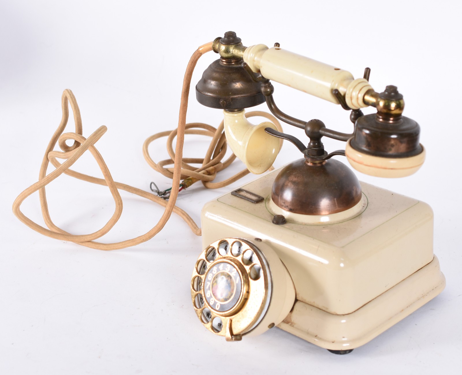 Duas peças, sendo: antiga máquina de costura e aparelho telefônico... - foto 2 de 10