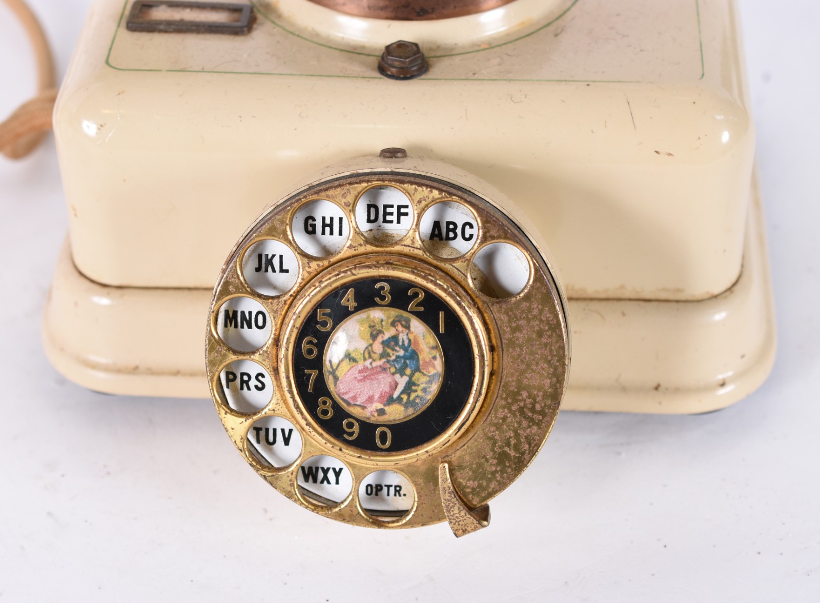 Duas peças, sendo: antiga máquina de costura e aparelho telefônico... - foto 4 de 10