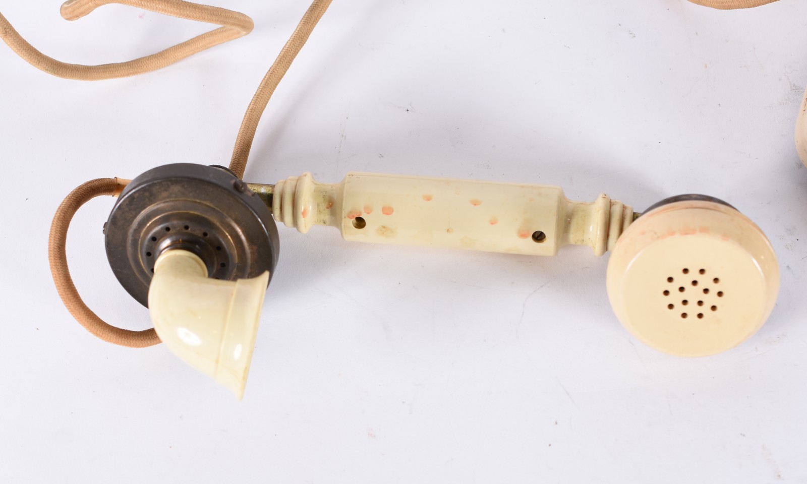 Duas peças, sendo: antiga máquina de costura e aparelho telefônico... - foto 5 de 10