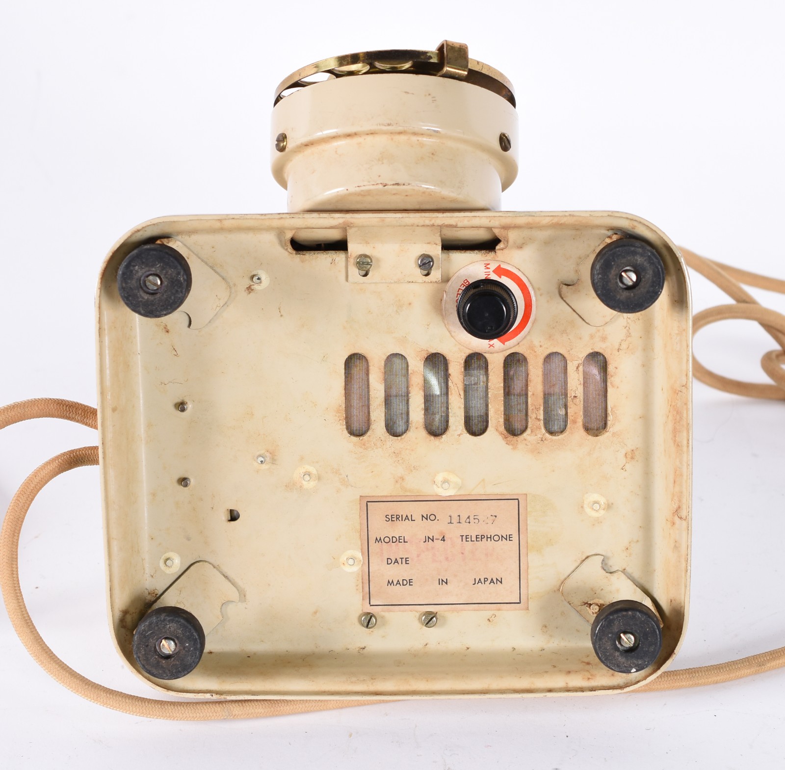 Duas peças, sendo: antiga máquina de costura e aparelho telefônico... - foto 9 de 10