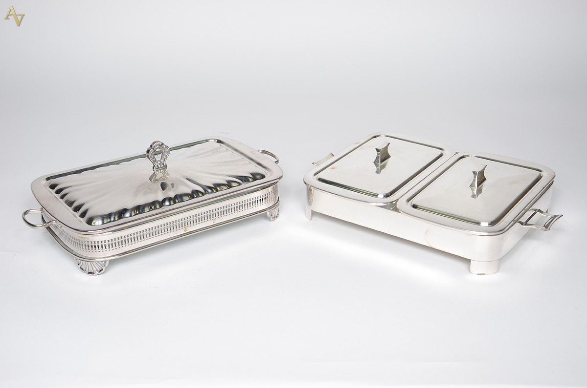 Dois rechauds de metal prateado com pirex. Medidas 47 x 24 cm altura...