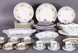 Diversas peças de porcelana, sendo: pequena ban... - Diversas peças de porcelana, sendo: pequena bandeja de porcelana Limoges com detalhes de bronze, pequena sopeira com presentoir, 3 xícaras com p...