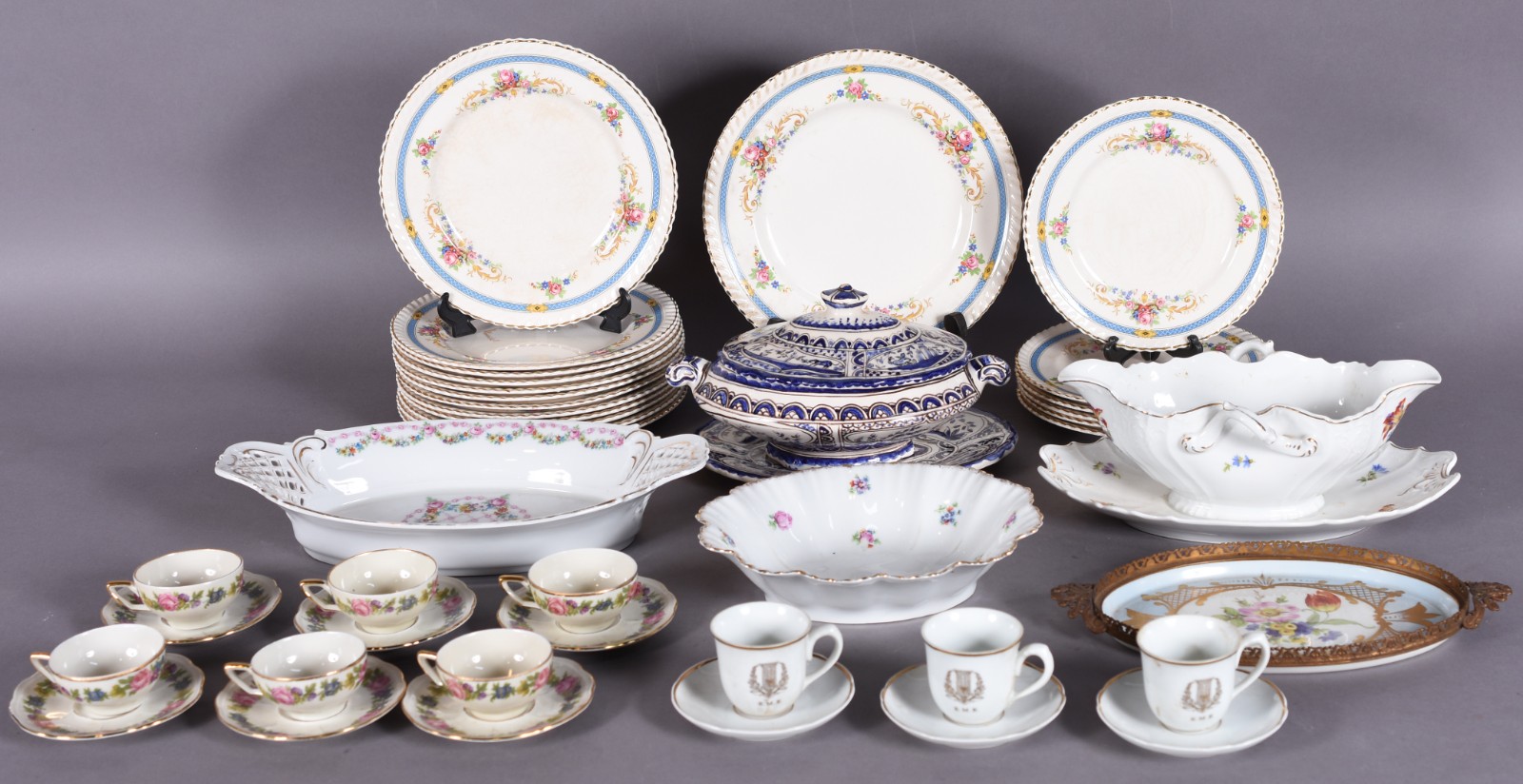 Diversas peças de porcelana, sendo: pequena bandeja de porcelana... - foto 1 de 8
