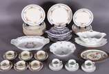 Diversas peças de porcelana, sendo: pequena ban... - Diversas peças de porcelana, sendo: pequena bandeja de porcelana Limoges com detalhes de bronze, pequena sopeira com presentoir, 3 xícaras com p...