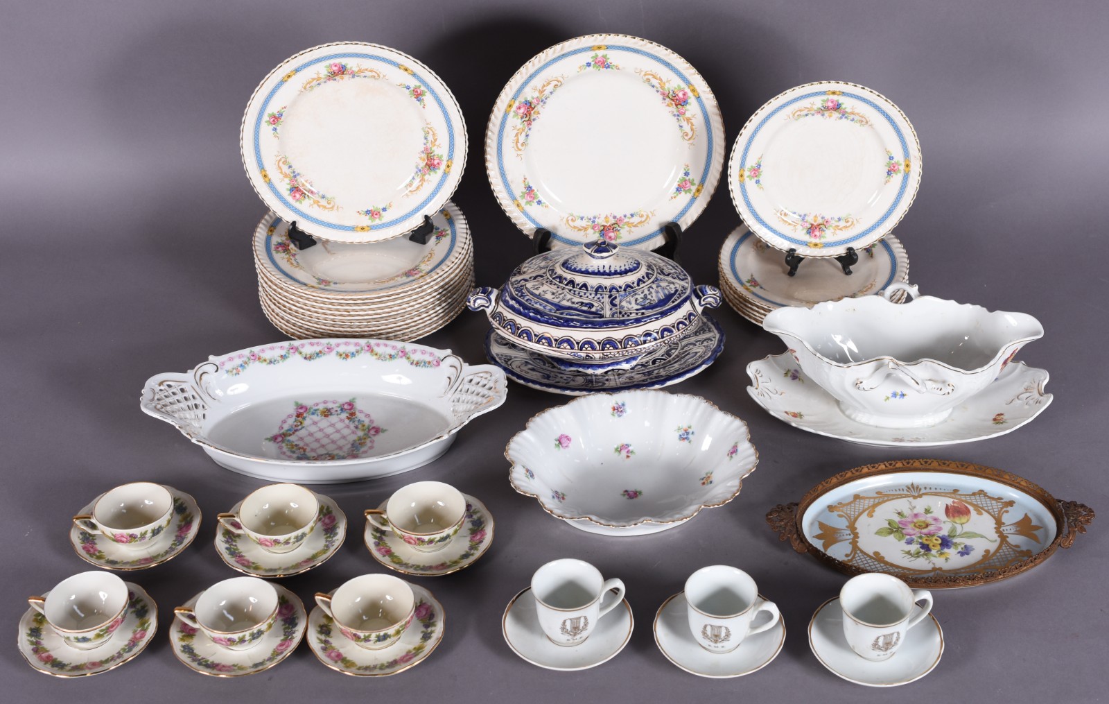 Diversas peças de porcelana, sendo: pequena bandeja de porcelana... - foto 2 de 8