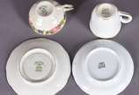 Diversas peças de porcelana, sendo: pequena ban... - Diversas peças de porcelana, sendo: pequena bandeja de porcelana Limoges com detalhes de bronze, pequena sopeira com presentoir, 3 xícaras com p...