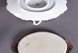 Diversas peças de porcelana, sendo: pequena ban... - Diversas peças de porcelana, sendo: pequena bandeja de porcelana Limoges com detalhes de bronze, pequena sopeira com presentoir, 3 xícaras com p...