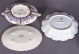 Diversas peças de porcelana, sendo: pequena ban... - Diversas peças de porcelana, sendo: pequena bandeja de porcelana Limoges com detalhes de bronze, pequena sopeira com presentoir, 3 xícaras com p...