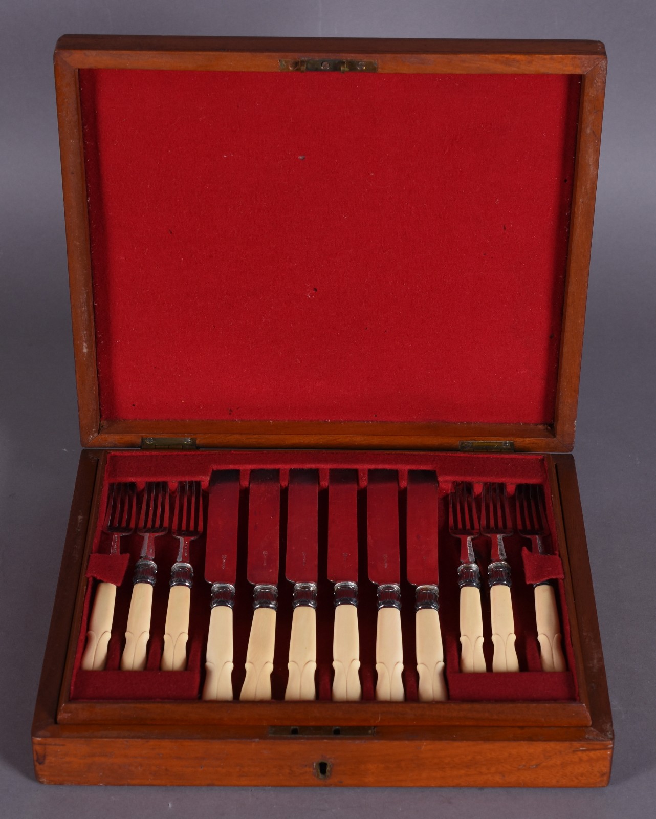 Conjunto de talheres ingleses de metal com cabos na cor marfim... - foto 1 de 5