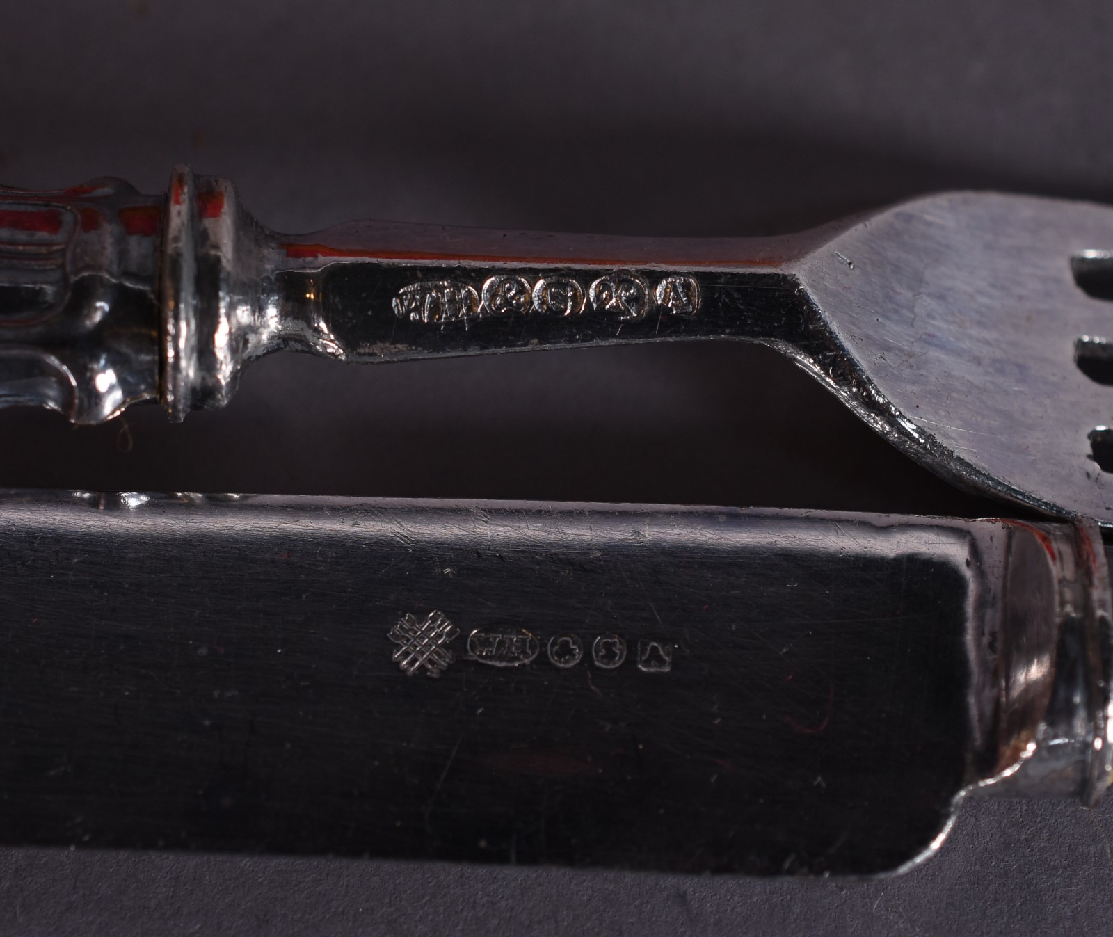 Conjunto de talheres ingleses de metal com cabos na cor marfim... - foto 4 de 5