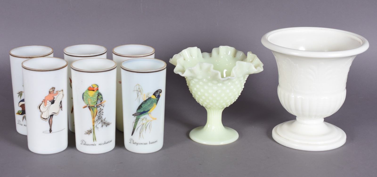 Diversas peças, sendo: vaso de opalinacom borda feitio babado, vaso... - foto 1 de 5