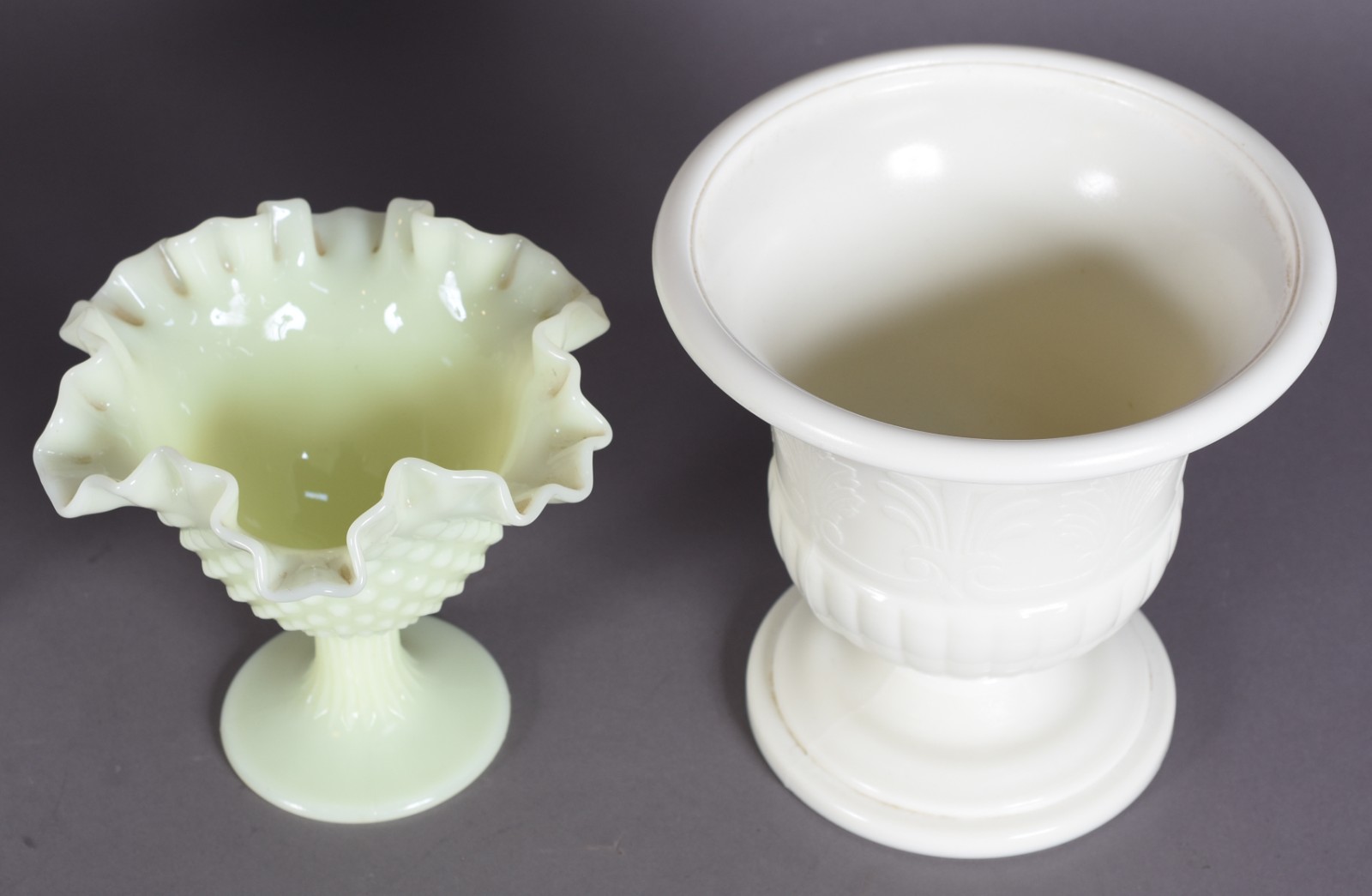Diversas peças, sendo: vaso de opalinacom borda feitio babado, vaso... - foto 2 de 5