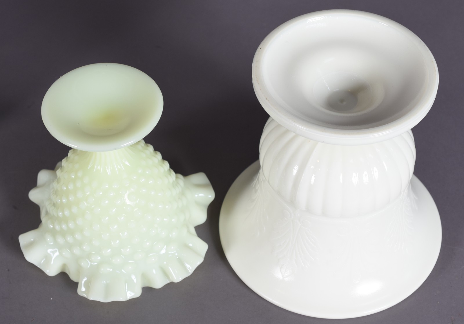 Diversas peças, sendo: vaso de opalinacom borda feitio babado, vaso... - foto 3 de 5