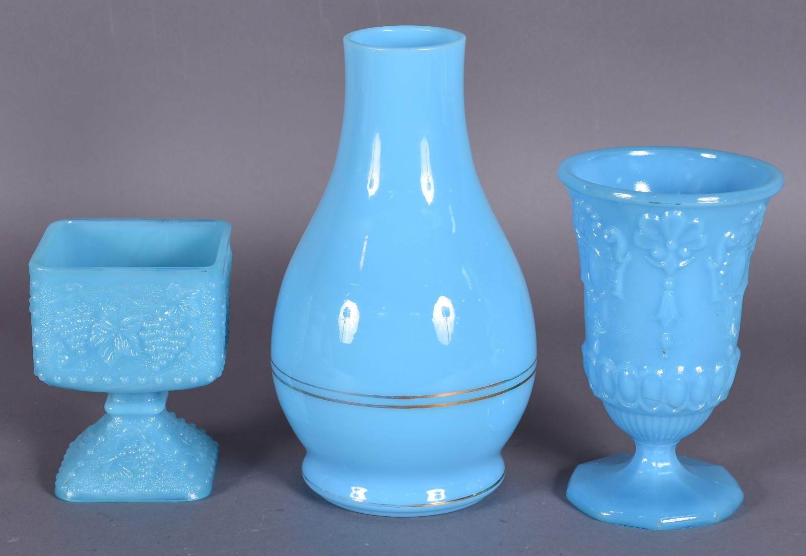 Três vasos de opalina na cor azul, diferentes formatos. - foto 2 de 4