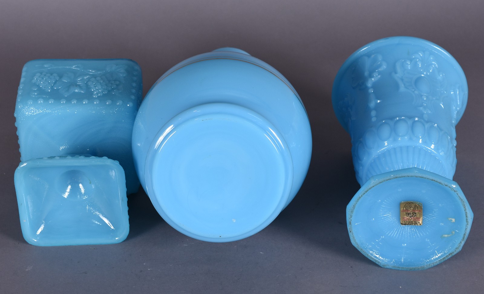 Três vasos de opalina na cor azul, diferentes formatos. - foto 3 de 4