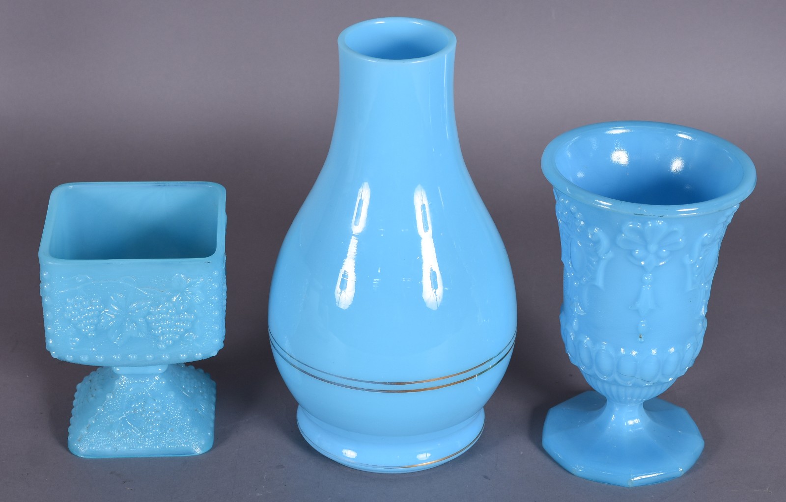 Três vasos de opalina na cor azul, diferentes formatos. - foto 1 de 4