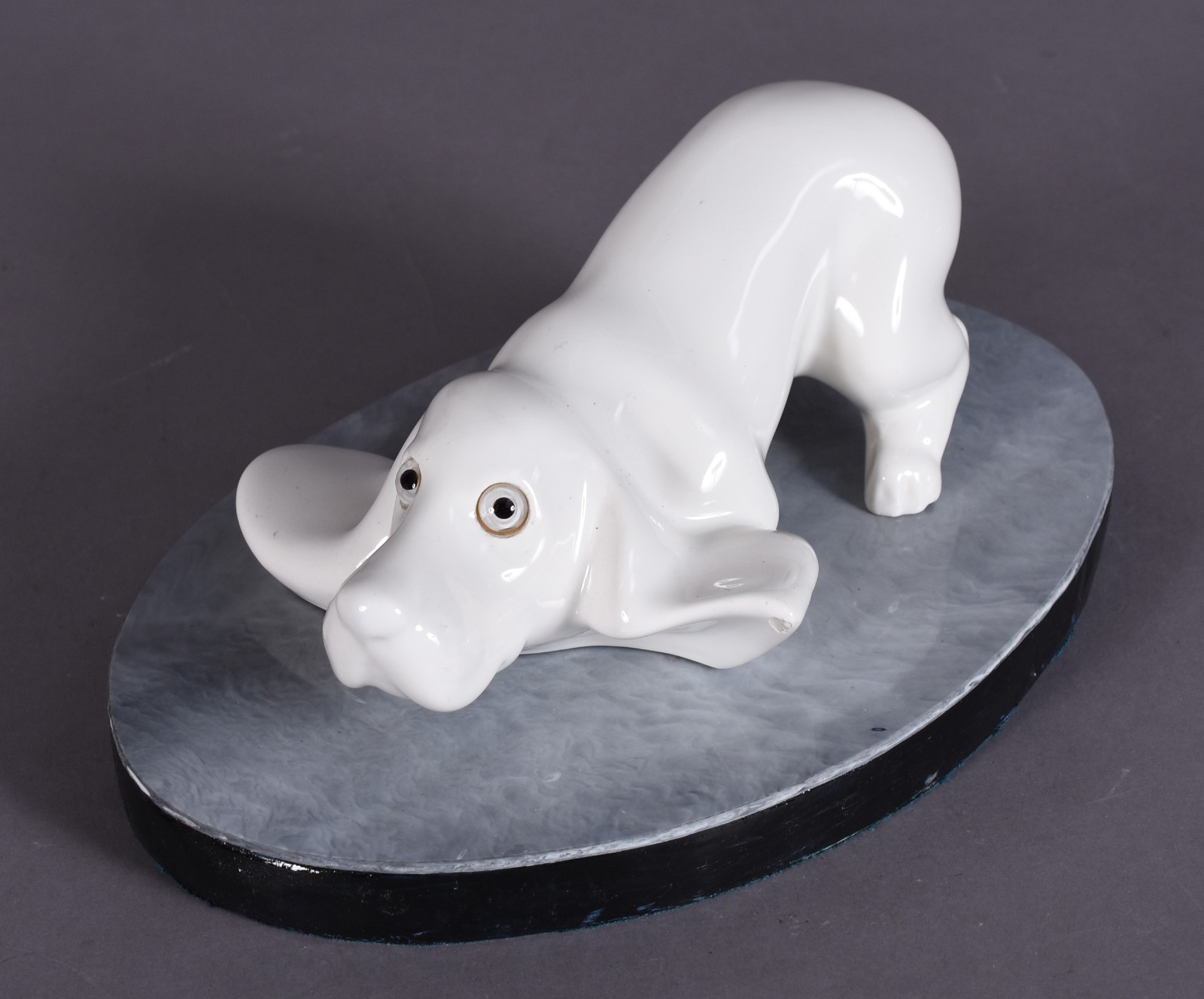 Estatueta de porcelana representando Basset, olhos de opalina. - foto 1 de 5