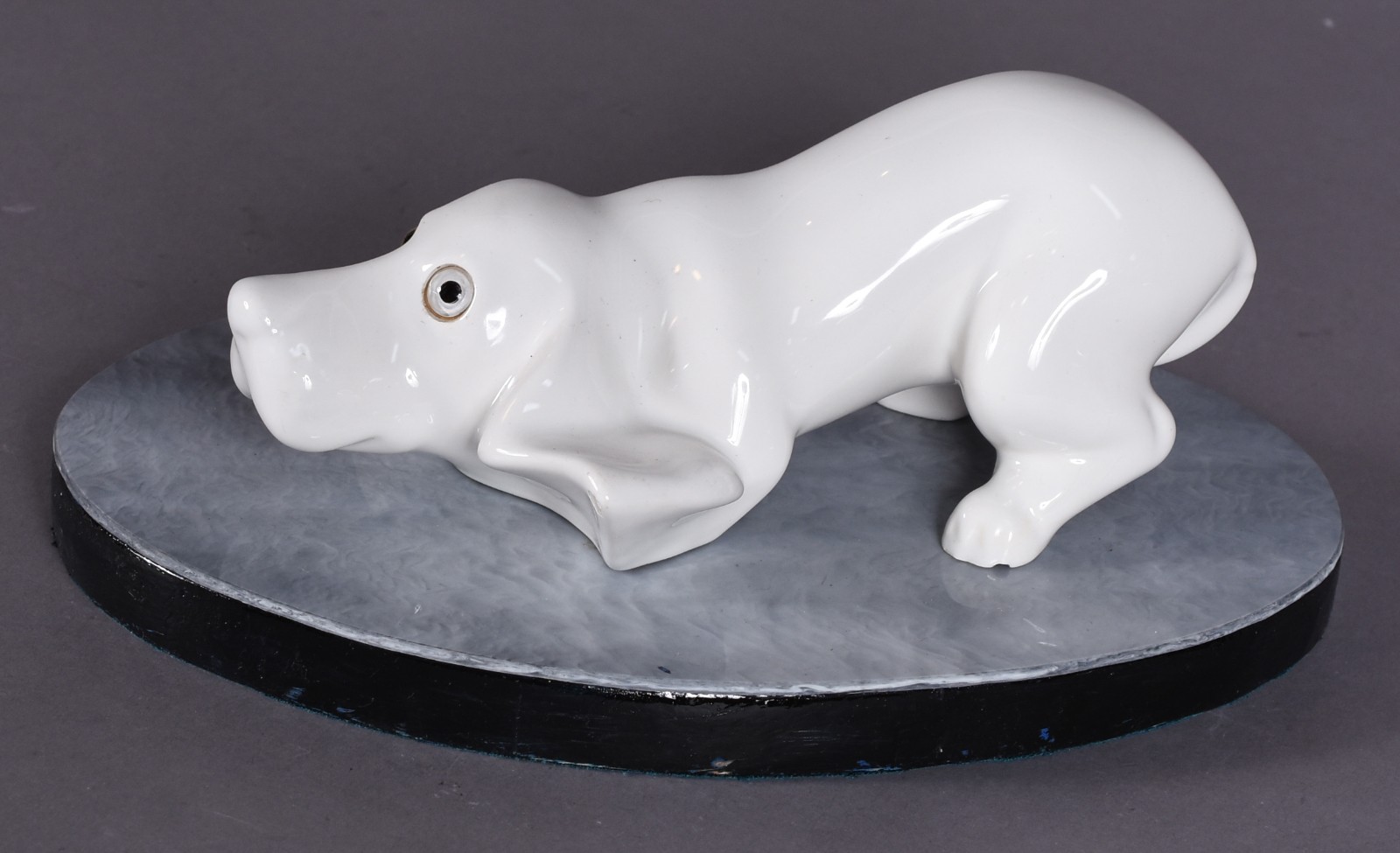 Estatueta de porcelana representando Basset, olhos de opalina. - foto 2 de 5