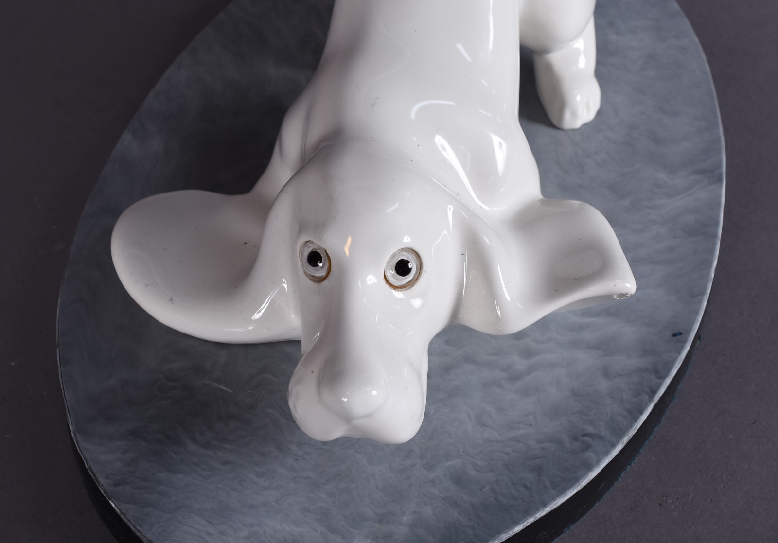 Estatueta de porcelana representando Basset, olhos de opalina. - foto 3 de 5