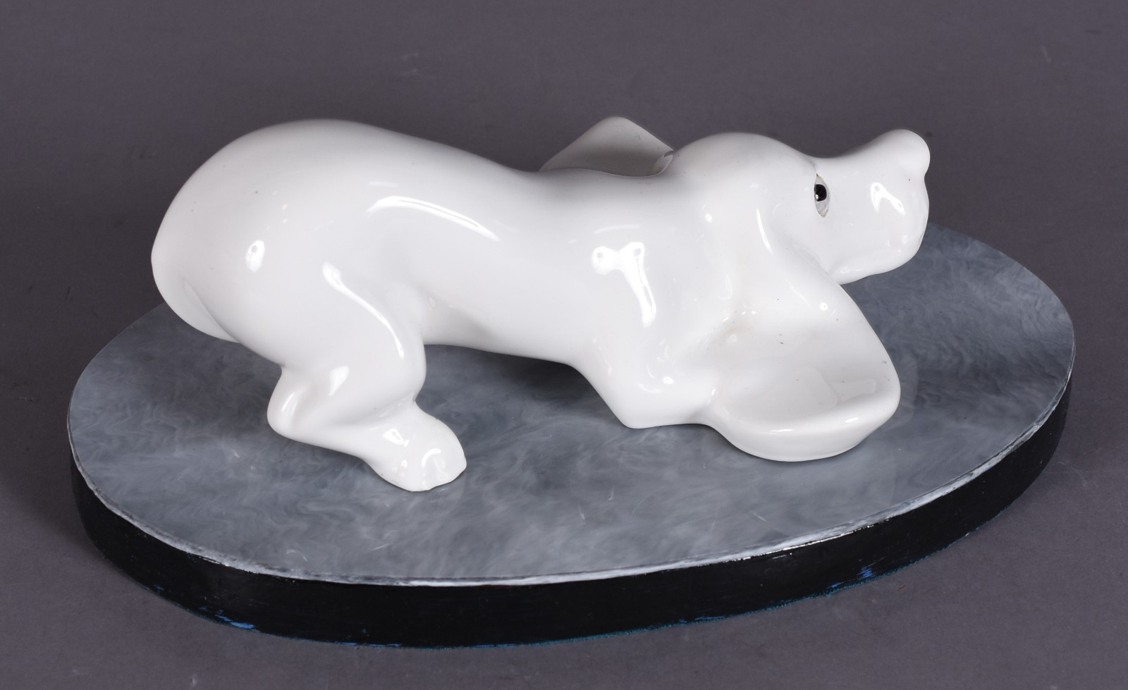 Estatueta de porcelana representando Basset, olhos de opalina. - foto 4 de 5