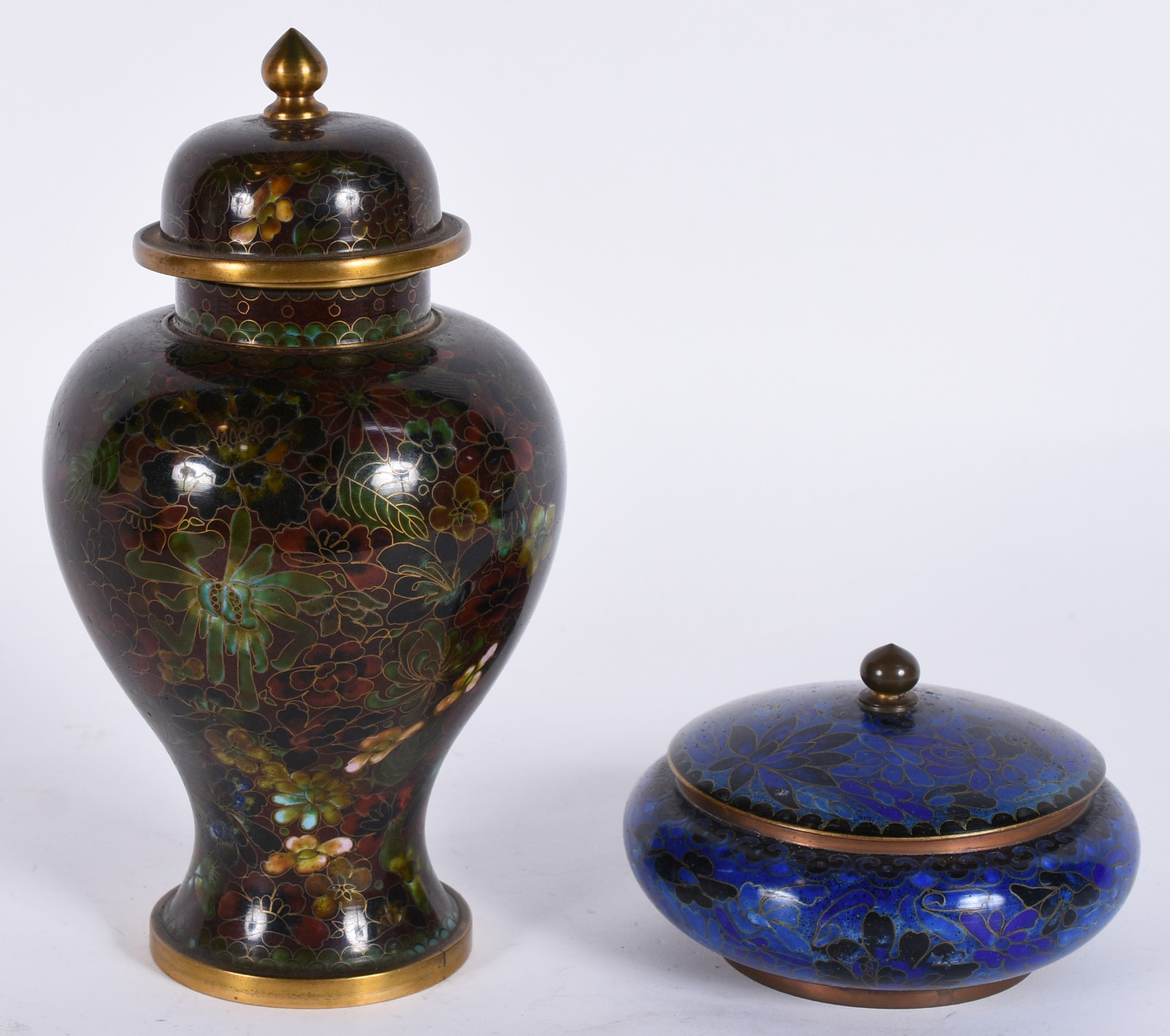 Duas peças de cloisonné, sendo: vaso (pequenos lascados na parte... - foto 1 de 6