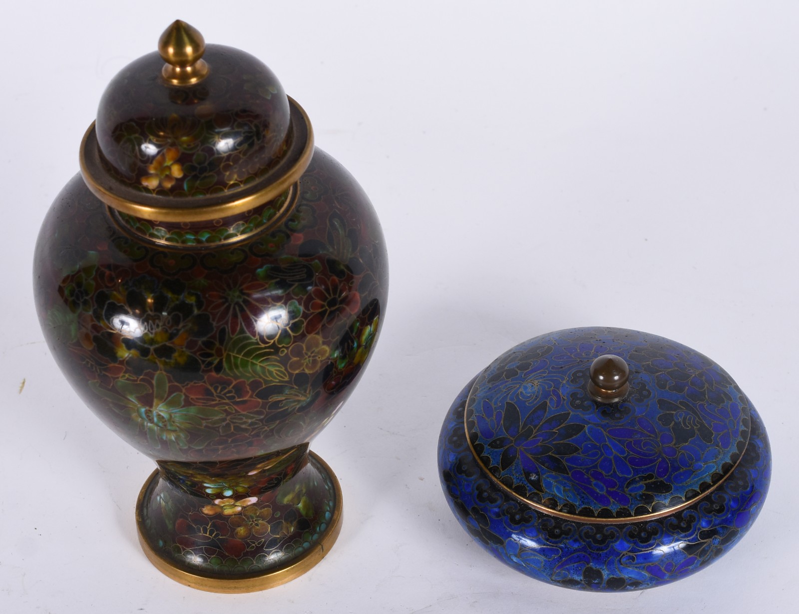 Duas peças de cloisonné, sendo: vaso (pequenos lascados na parte... - foto 2 de 6
