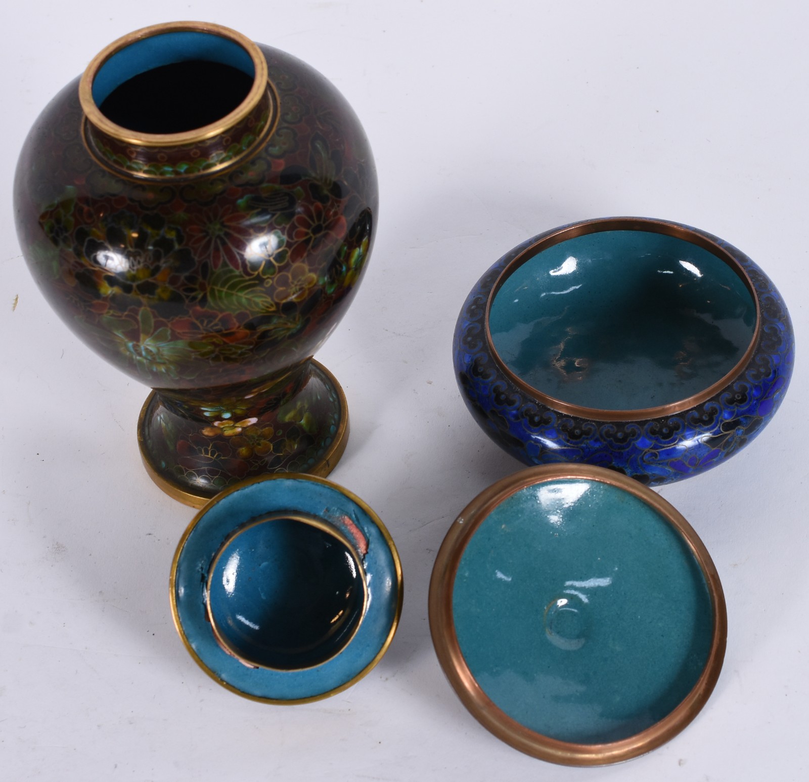 Duas peças de cloisonné, sendo: vaso (pequenos lascados na parte... - foto 3 de 6