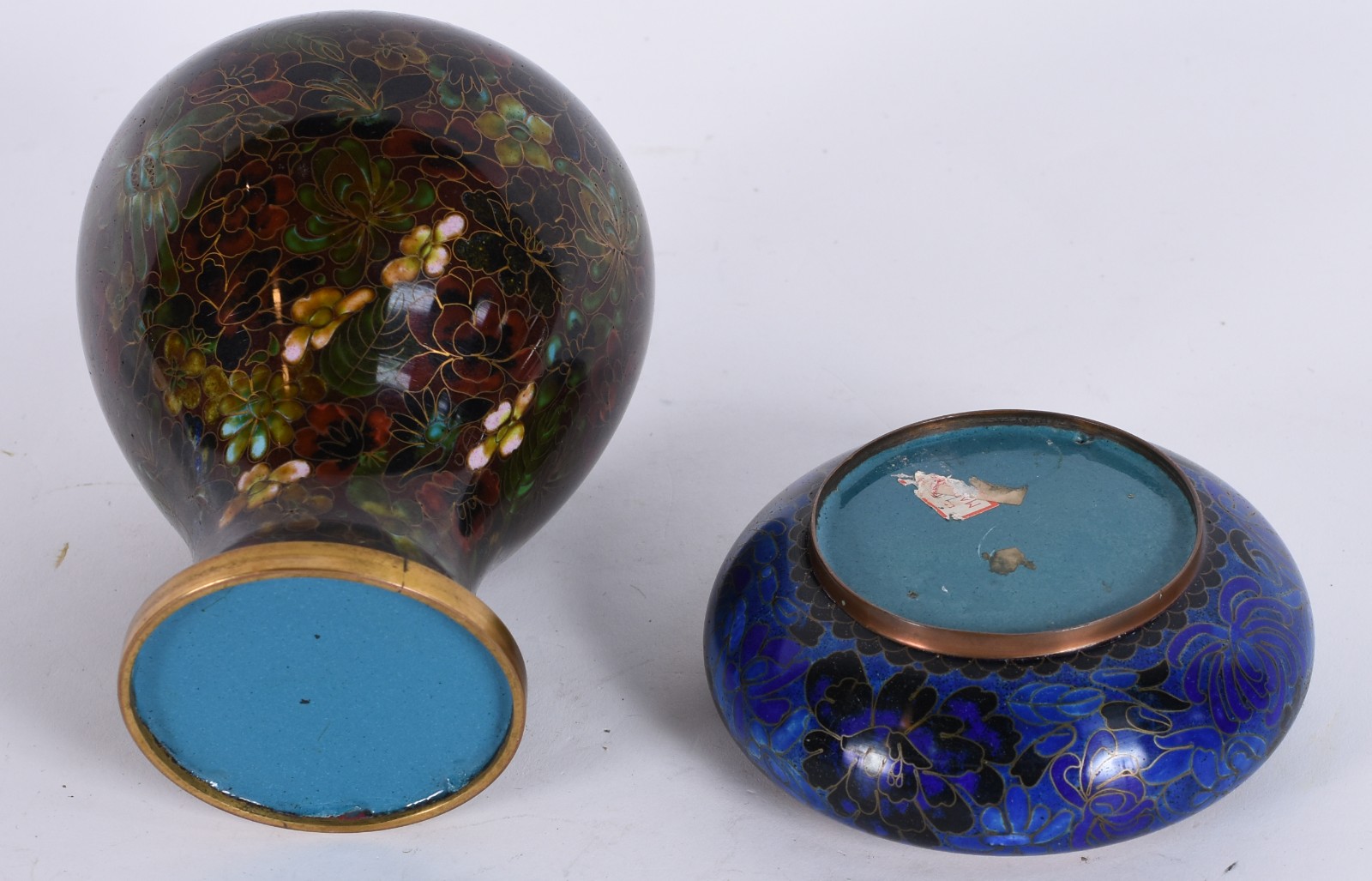 Duas peças de cloisonné, sendo: vaso (pequenos lascados na parte... - foto 4 de 6