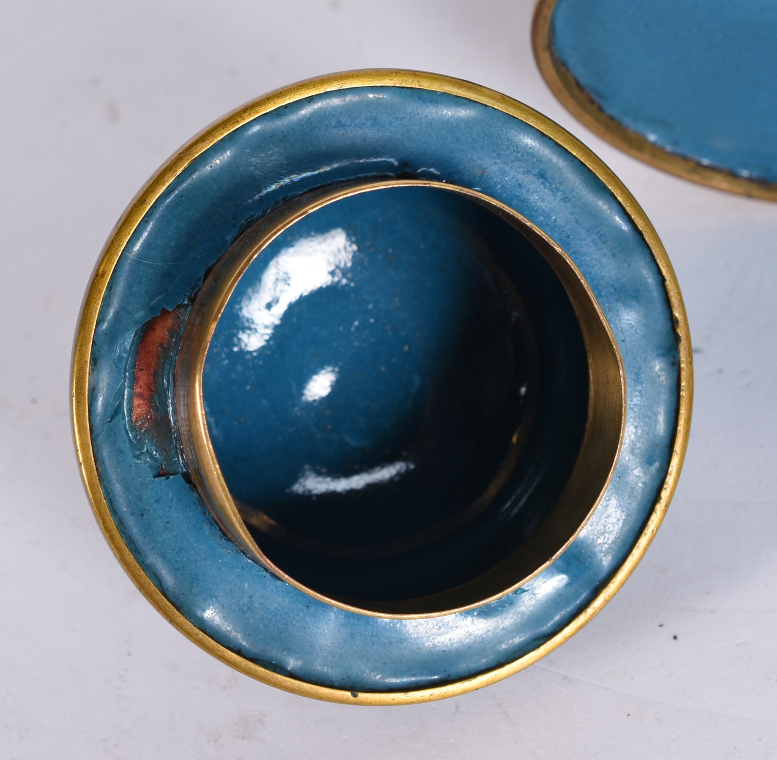 Duas peças de cloisonné, sendo: vaso (pequenos lascados na parte... - foto 5 de 6