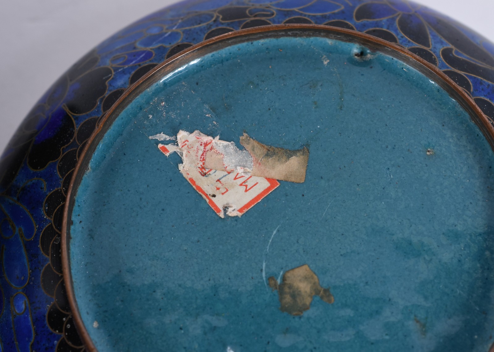 Duas peças de cloisonné, sendo: vaso (pequenos lascados na parte... - foto 6 de 6