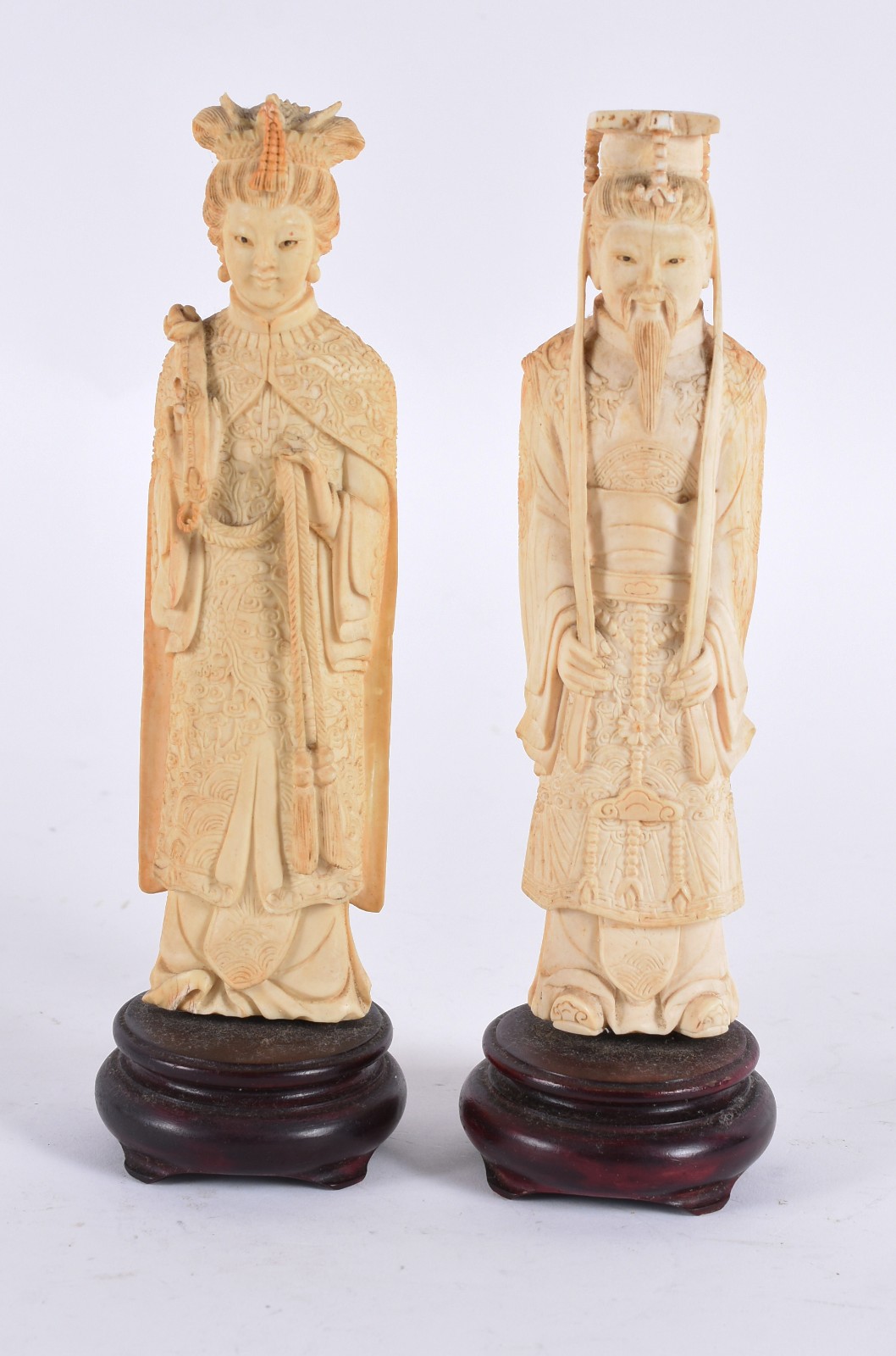 Par de estatuetas de marfim representando casal de Imperadores com... - foto 1 de 3