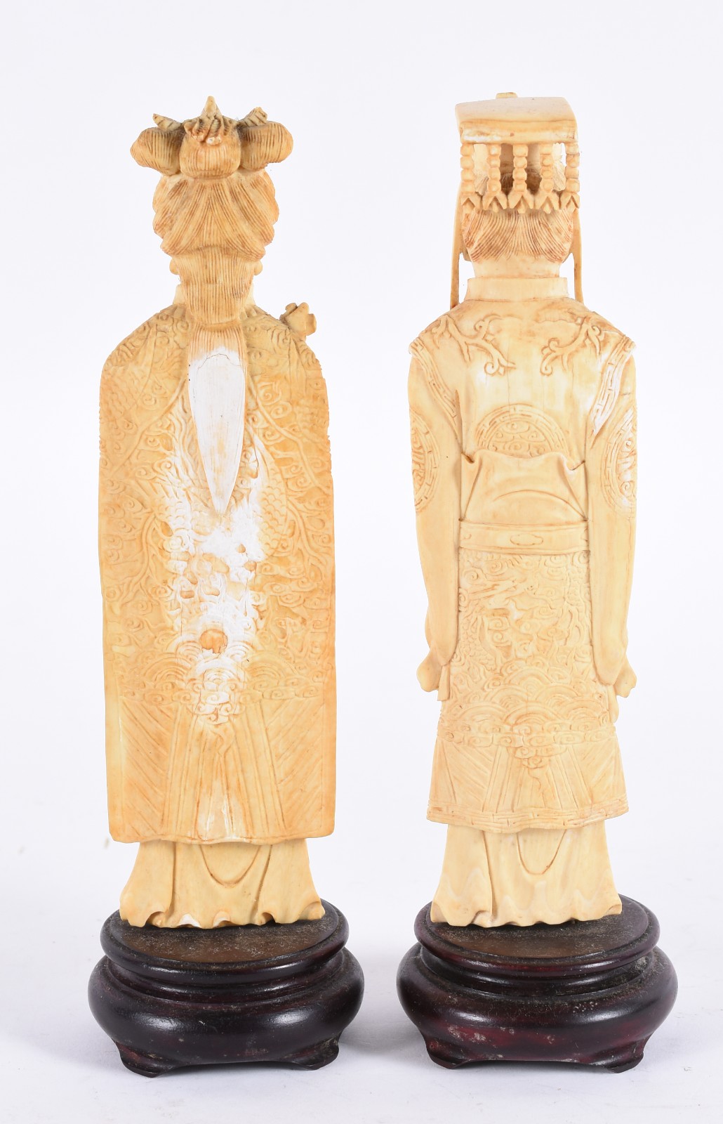 Par de estatuetas de marfim representando casal de Imperadores com... - foto 2 de 3