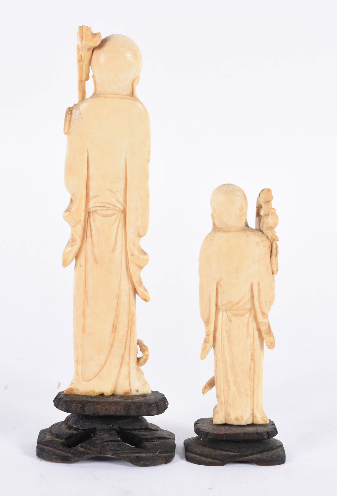 Duas estatuetas de marfim representando "sábios", bases de madeira. - foto 2 de 4