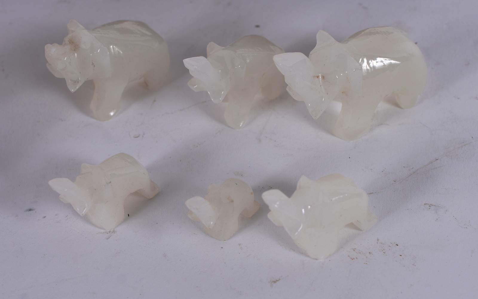 Diversas peças, sendo: dente de marfim com elefantes entalhados... - foto 5 de 8