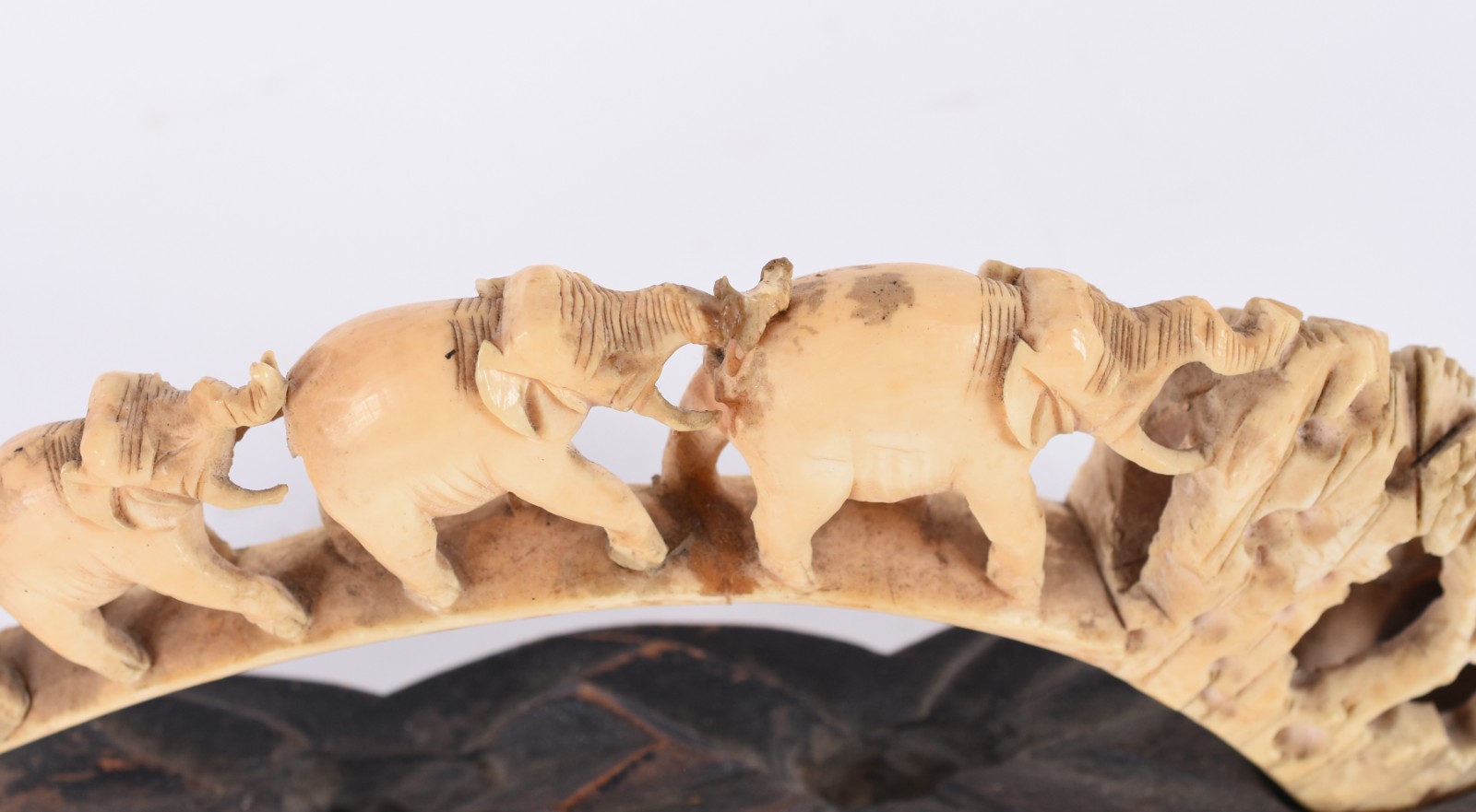 Diversas peças, sendo: dente de marfim com elefantes entalhados... - foto 7 de 8