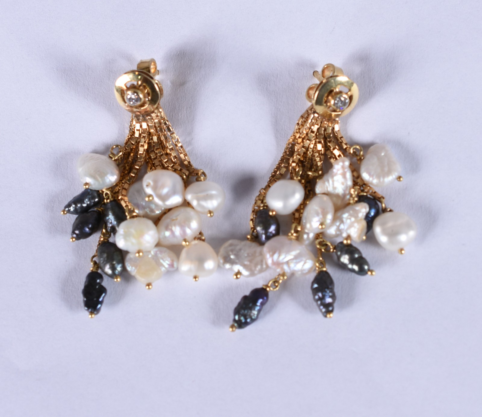 Par de brincos de ouro 18 k com pequenos diamantes e pérolas de... - foto 1 de 2