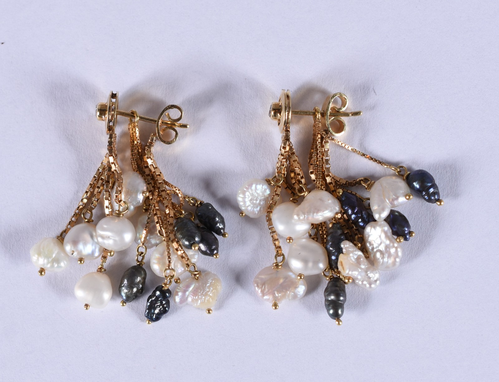 Par de brincos de ouro 18 k com pequenos diamantes e pérolas de... - foto 2 de 2