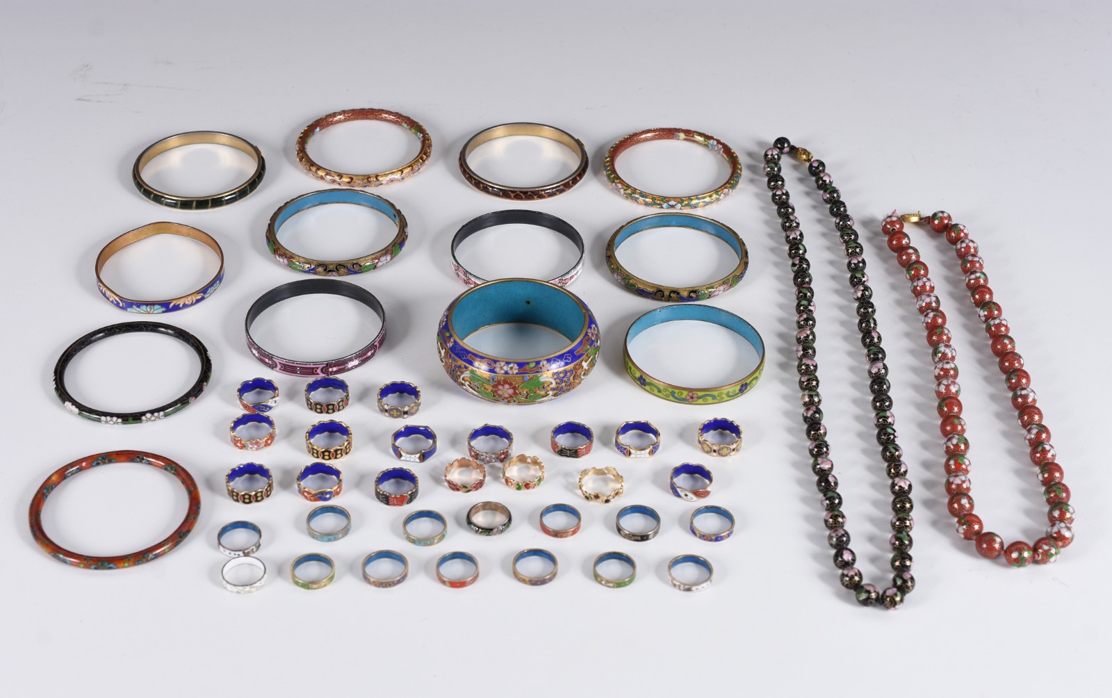 Diversas peças, sendo: 13 pulseiras, 2 cordões de cloisonné e 30... - foto 1 de 6