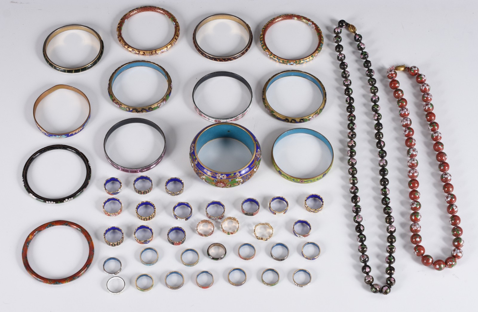 Diversas peças, sendo: 13 pulseiras, 2 cordões de cloisonné e 30... - foto 2 de 6