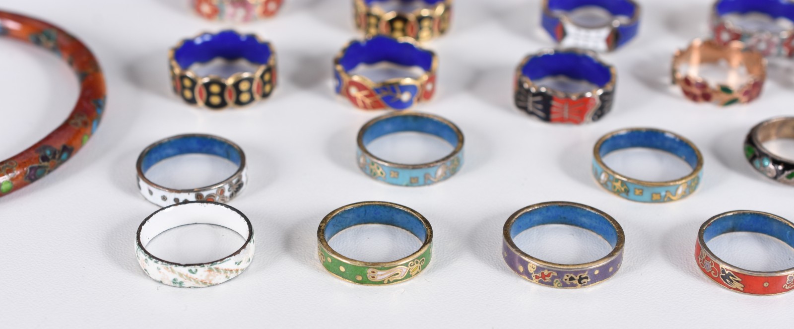 Diversas peças, sendo: 13 pulseiras, 2 cordões de cloisonné e 30... - foto 3 de 6