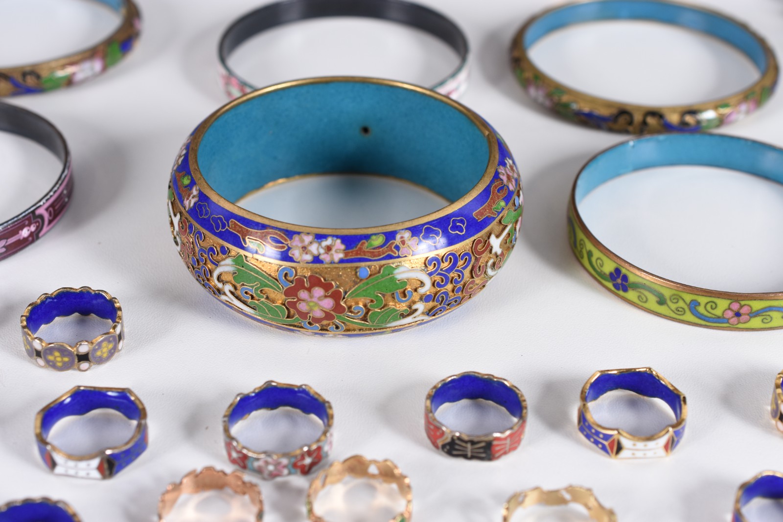 Diversas peças, sendo: 13 pulseiras, 2 cordões de cloisonné e 30... - foto 4 de 6