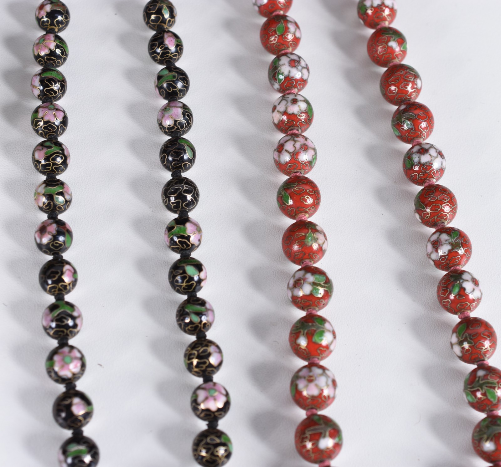 Diversas peças, sendo: 13 pulseiras, 2 cordões de cloisonné e 30... - foto 5 de 6