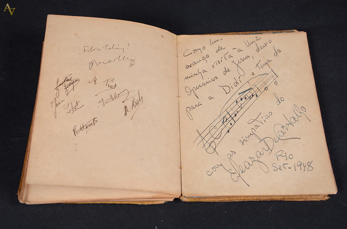 Caderno com autógrafos de pianistas, maestros, etc..- Década de 40. - foto 2 de 2