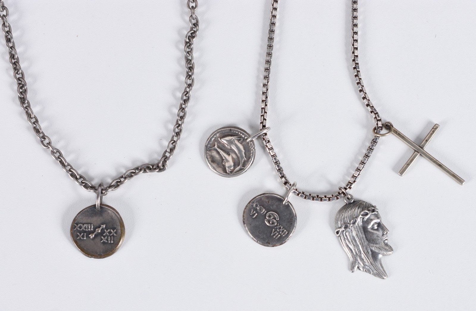 Dois cordões e cinco berloques, sendo Cristo de metal. Peso da prata... - foto 1 de 6