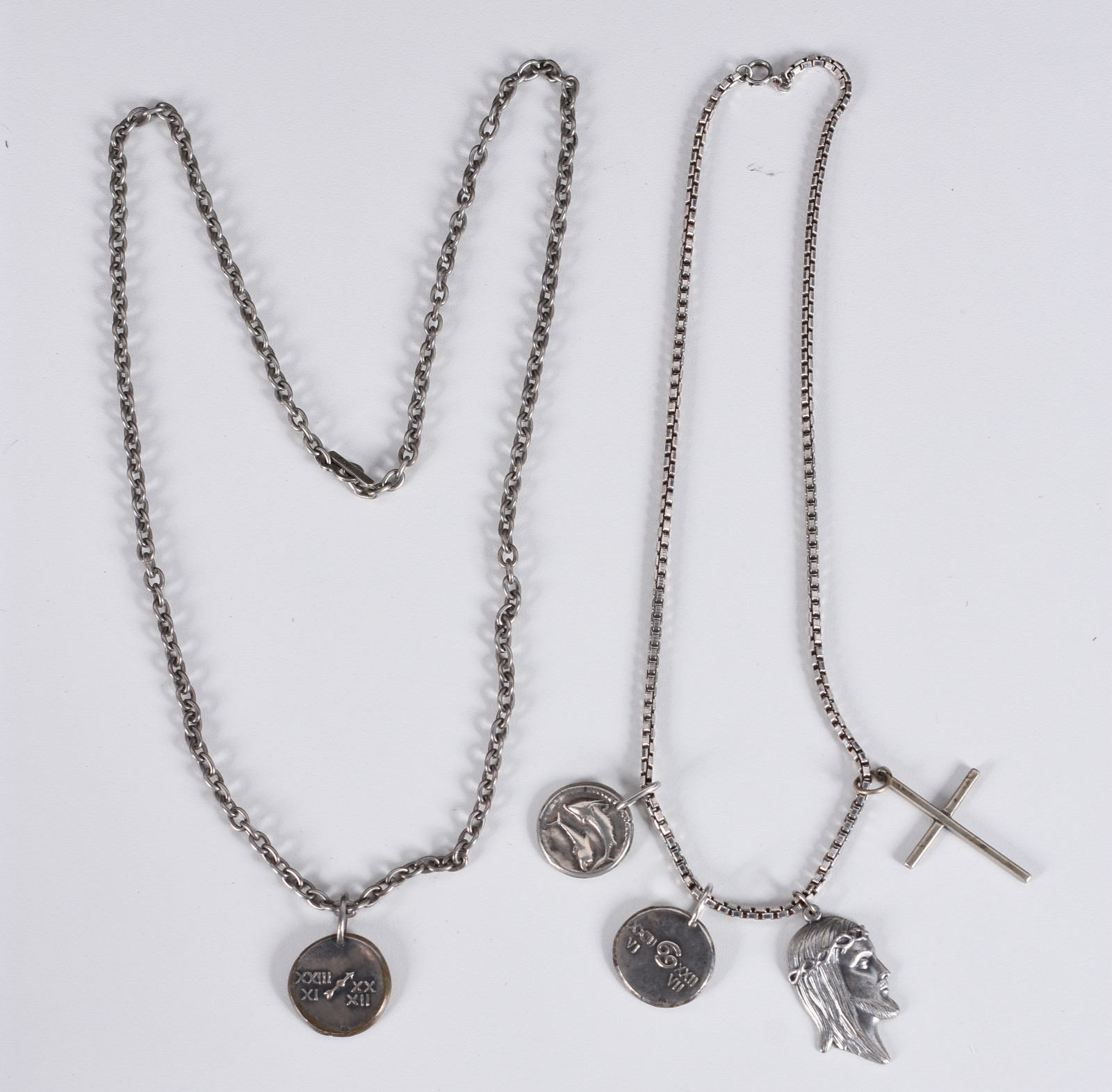 Dois cordões e cinco berloques, sendo Cristo de metal. Peso da prata... - foto 2 de 6
