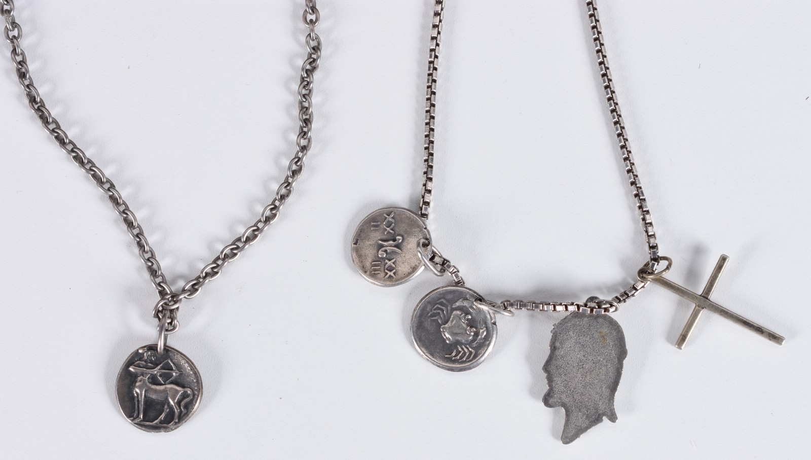 Dois cordões e cinco berloques, sendo Cristo de metal. Peso da prata... - foto 3 de 6